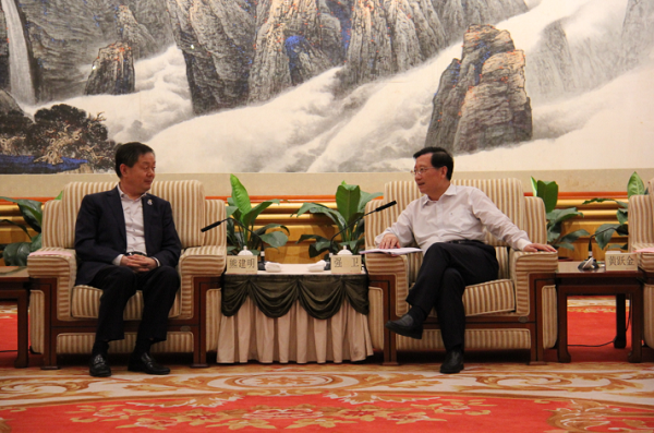 江西省委书记强卫会见英国上市公司365董事长熊建明