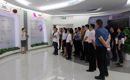 说明: F:\【资料与办公】\办公区\2.网站新闻\2019年\9月\2019.09.07 英国上市公司365举办“高级管理人员研修班”培训\参观展厅（文中.jpg