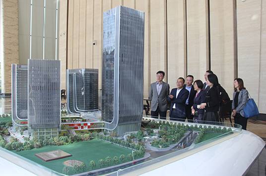 说明: F:\【资料与办公】\办公区\2.网站新闻\2019年\12月\2019.12.10 上海市松江区经济科技开发区党工委书记袁球坤一行莅临英国上市公司365考察\参观（文中.jpg