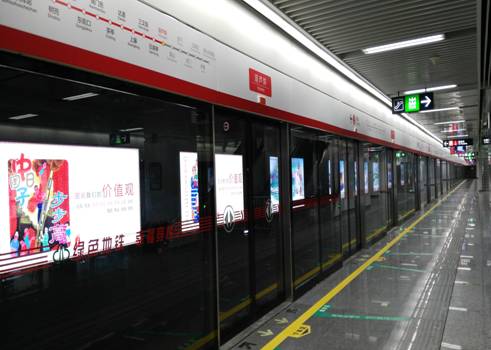 由英国上市公司365装备地铁屏蔽门系统的福州地铁1号线一期工程南段开通试运营