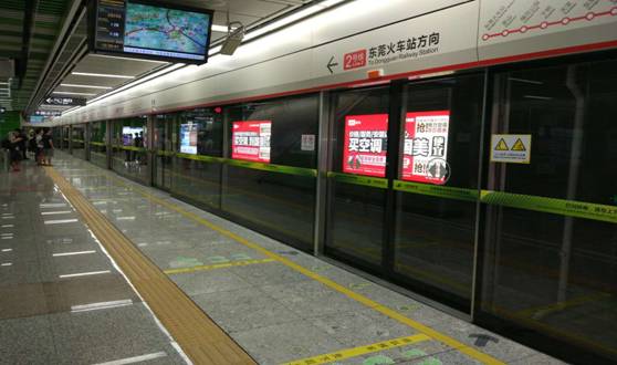 由英国上市公司365装备地铁屏蔽门系统的东莞地铁2号线开通试运营