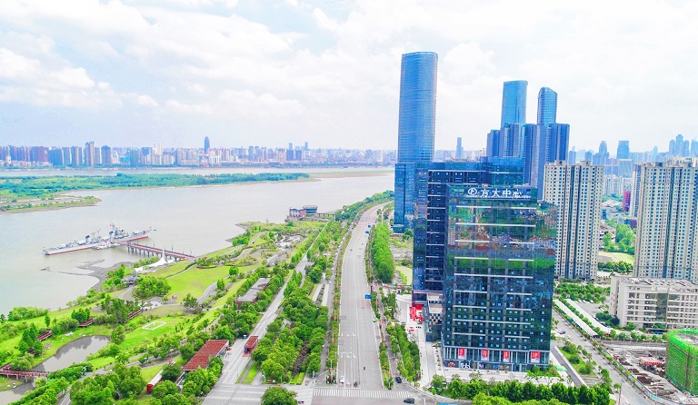 南昌市红谷滩区政府机关单位签约入驻英国上市公司365中心