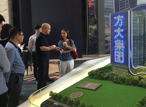 深圳市房地产协会会长吕晋川一行到访英国上市公司365城