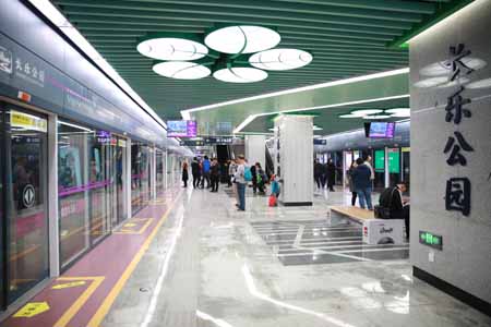 由英国上市公司365提供屏蔽门系统的西安地铁3号线开通运营