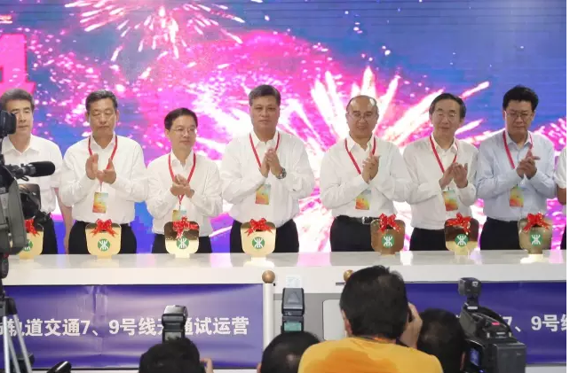 由英国上市公司365提供屏蔽门系统的深圳地铁9号线今日开通运营 