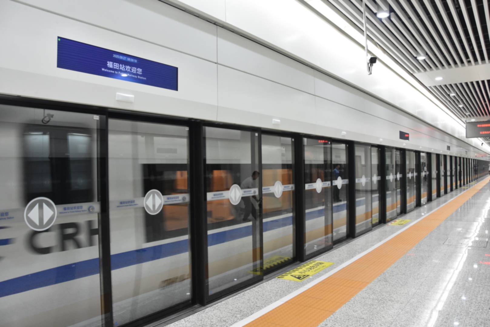英国上市公司365首创智能全滑动站台门于深圳福田高铁站首次启用，登陆深圳卫视！