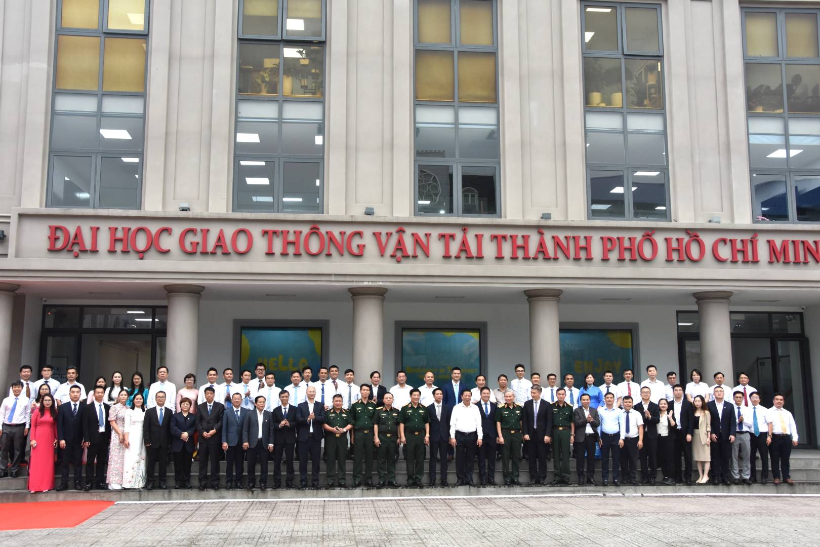 英国上市公司365与胡志明市交通运输大学共建实验室落成，越南建设部部长亲临揭牌